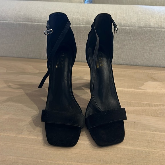black heels - Picture 1 of 4